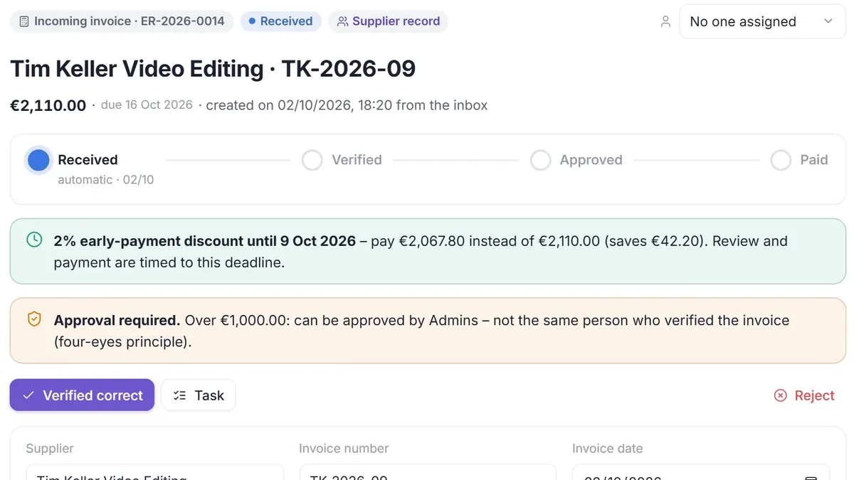 Incoming invoice in DENKRAUM AI with the stages Received, Verified, Approved and Paid, an early-payment discount notice and a four-eyes approval notice above €1,000.
