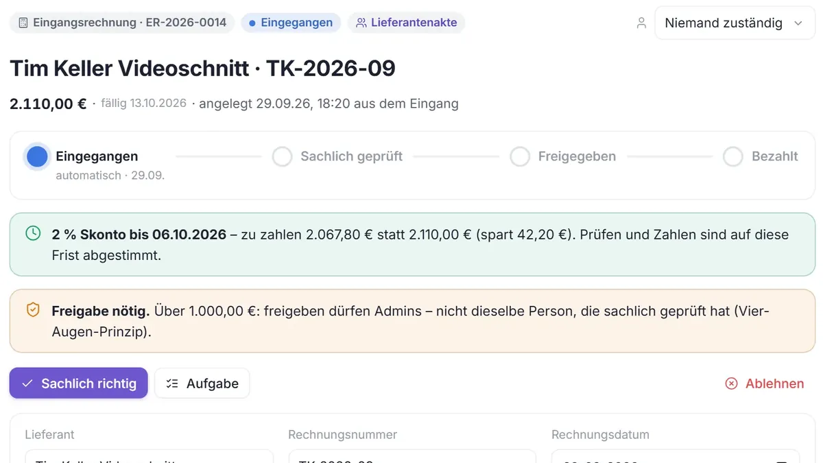 Eingangsrechnung in DENKRAUM AI mit den Stationen Eingegangen, Sachlich geprüft, Freigegeben und Bezahlt, einem Skonto-Hinweis und dem Hinweis auf Vier-Augen-Freigabe über 1.000 Euro.
