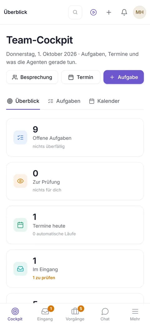 Dasselbe Team-Cockpit auf dem Handy mit offenen Aufgaben, Prüfungen, Terminen und Eingängen.